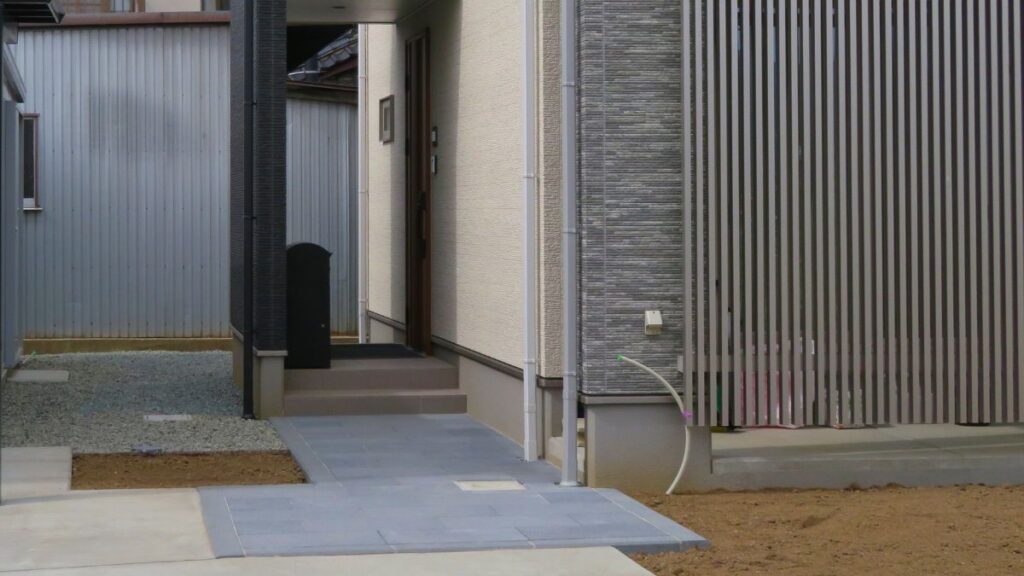 長野市S様邸・施工後・玄関アプローチ