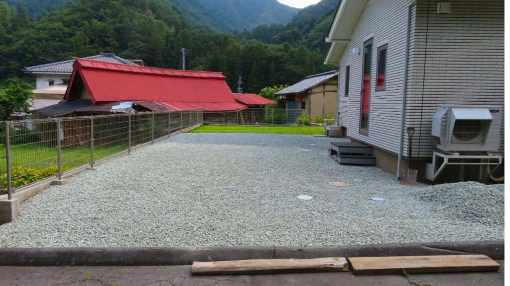 上田市U様邸・施工後・砂利敷き